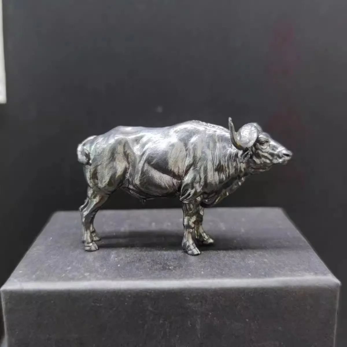 Vintage Collectible Furniture - Латунная африканская скульптура буйвола, твердая реалистичная
